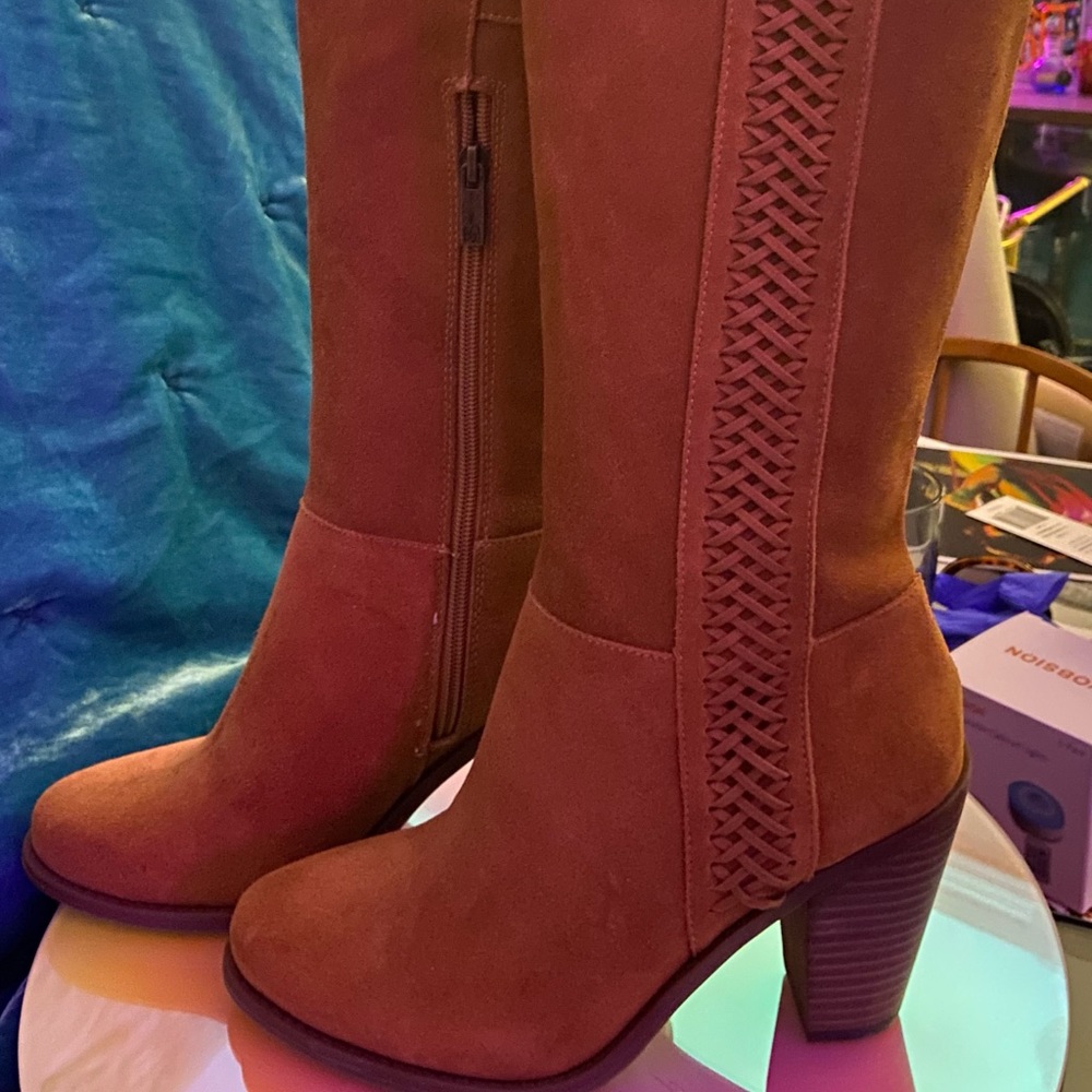 JESSICA SIMPSON HONEY COLORED KNEE HIGH BOOTS WITH SIDE DETAIL